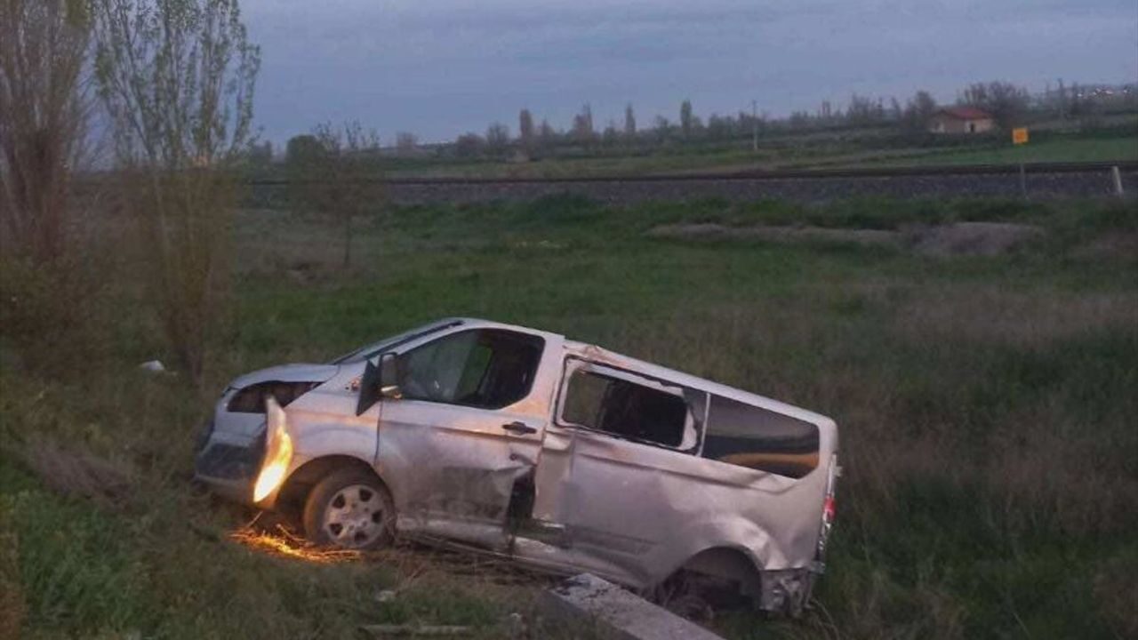 Afyonkarahisar trafik kazası son durum: Otomobil ve kamyonet çarpışması sonucu kaç kişi yaralandı?